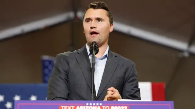 Charlie Kirk dando un discurso en la campaña electoral de 2024