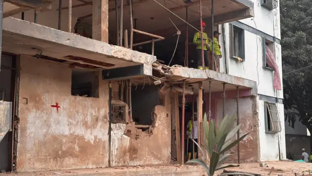 Bloque 12, ubicado muy cerca de una importante base militar de Venezuela, la Academia de la Armada Bolivariana, en la ciudad costera Catia La Mar, estado de La Guaira, a unos 35 kilómetros por carretera desde Caracas.