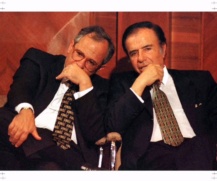 Menem junto al presidente de Colombia, Ernesto Samper, en la asuncion del ecuatoriano Abdala Bucaram. Foto: Reuters.