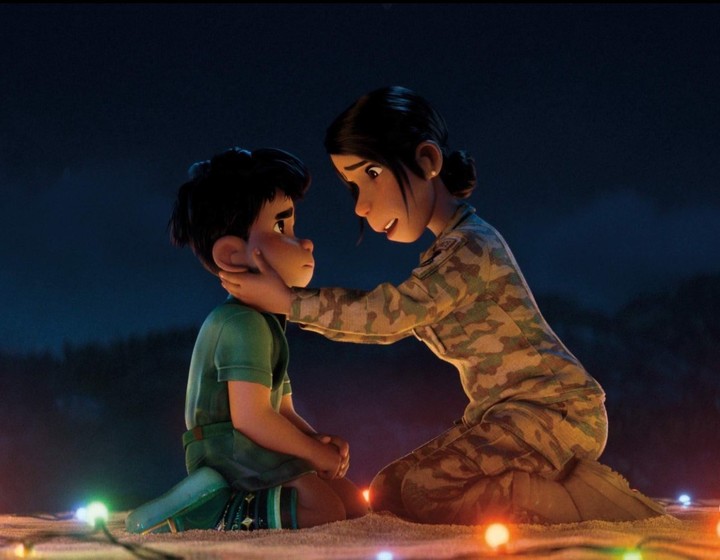 Elio y su tía Olga, la militar que se hace cargo de su crianza.