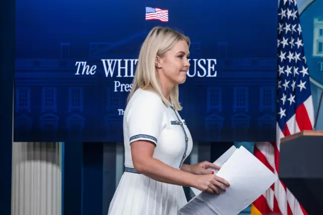 La secretaria de prensa de la Casa Blanca, Karoline Leavitt, llega para dirigirse a una conferencia de prensa en la Sala de Prensa de la Casa Blanca en Washington, D.C., EE. UU., el 17 de julio de 2025. Leavitt respondió preguntas sobre el manejo de la investigación de Jeffrey Epstein por parte de la administración Trump.