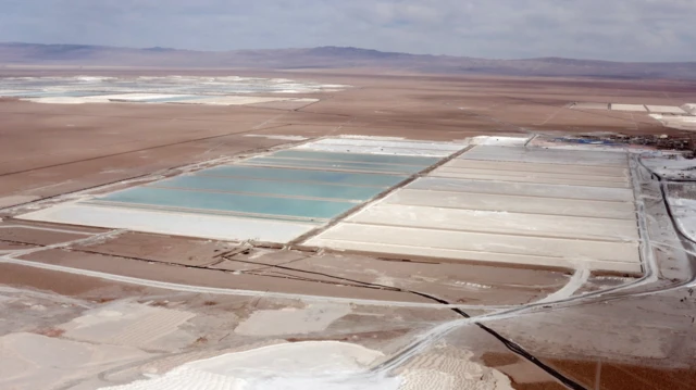 El proceso de extracción de litio en un vasto y árido paisaje.