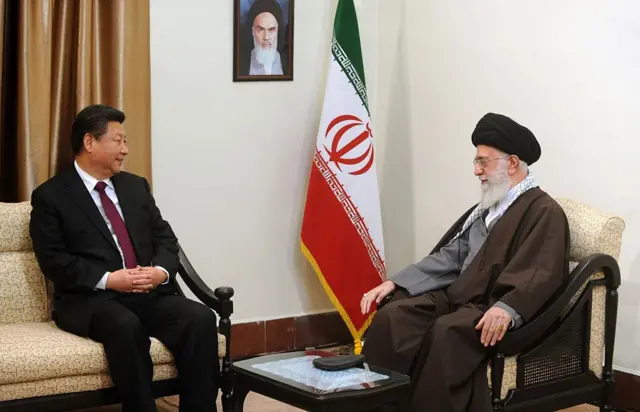 El presidente de China, Xi Jinping,  con el líder supremo de Irán, el ayatolá Ali Jamenei, en Teherán en 2016.