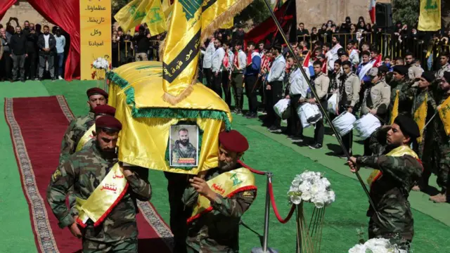 Combatientes de Hezbolá cargan el ataúd de Hussein Amhaz.
