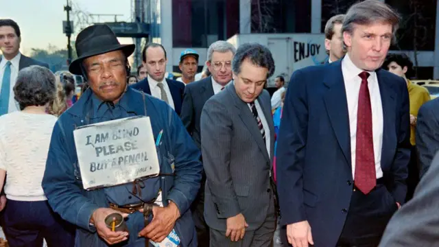 Trump junto a un mendigo en 1990