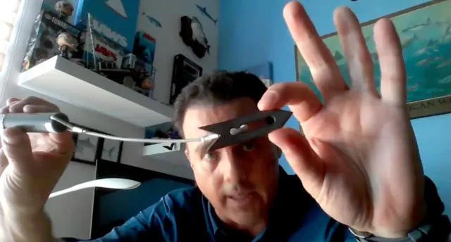 Hoyos muestra una marca acústica, que es un cilindro, amarrado a un cable y del cable, cuelga una punta metálica.