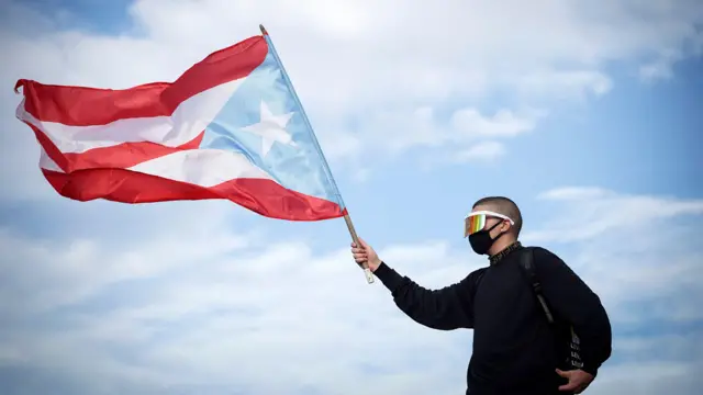 Bad Bunny sostiene la bandera de Puerto Rico 