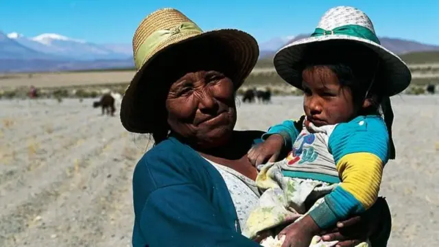 Mujer aymara con su hija.