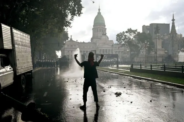 Un manifestante frente al Congreso