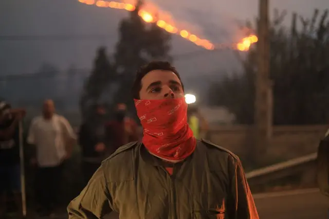 Voluntarios en Galicia ayudan en la lucha contra el fuego.