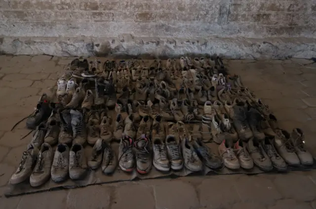 Zapatos de los desaparecidos en el Rancho Izaguirre.