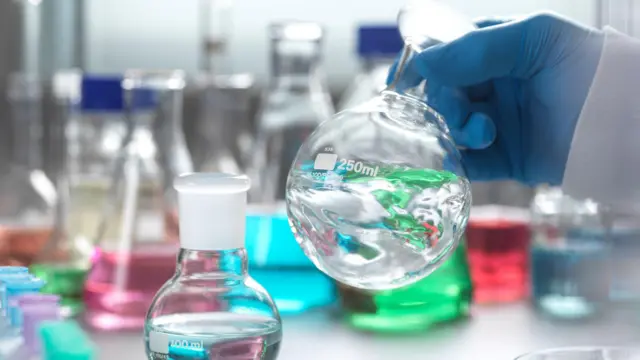 Frascos en un laboratorio