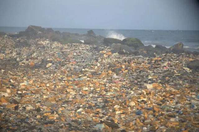 Una cantidad inmensa de deshechos electrónicos en la playa