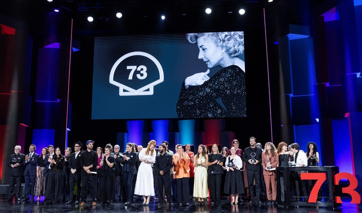 Foto de los premiados en la gala de clausura del 73 Festival Internacional de Cine de San Sebastián. Foto EFE/ Javier Etxezarreta