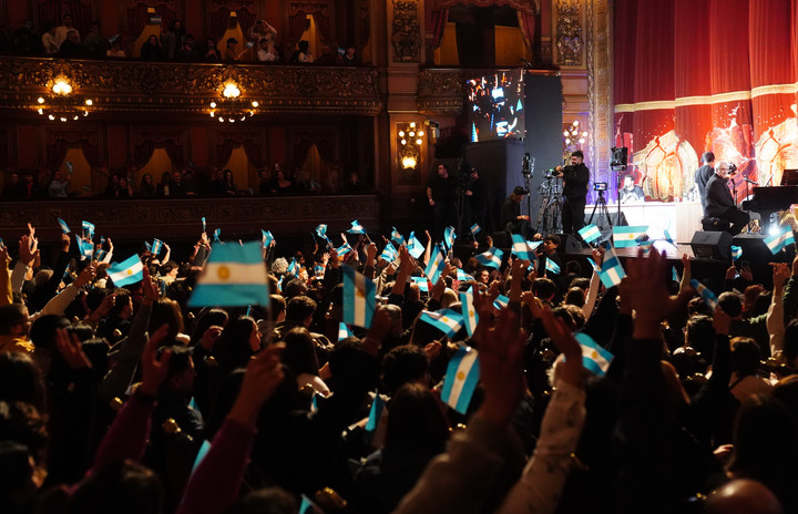 El público, tanto adentro de la casa, como en las afueras del Teatro Colón, celebró el natalicio de Mercedes y la fecha patria. Foto Marcelo Carroll