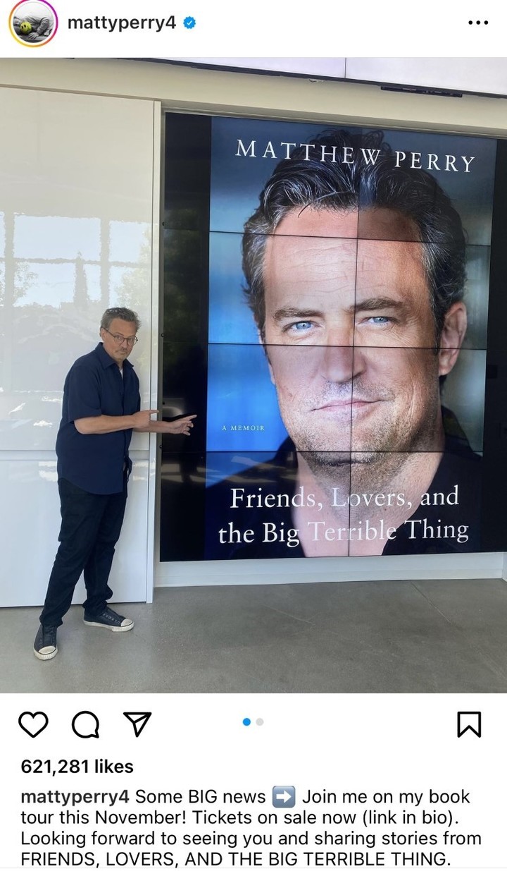 Matthew Perry junto a un póster promocional de su autobiografía, una de las piezas fundamentales en el nuevo documental sobre su muerte. Foto: Instagram.