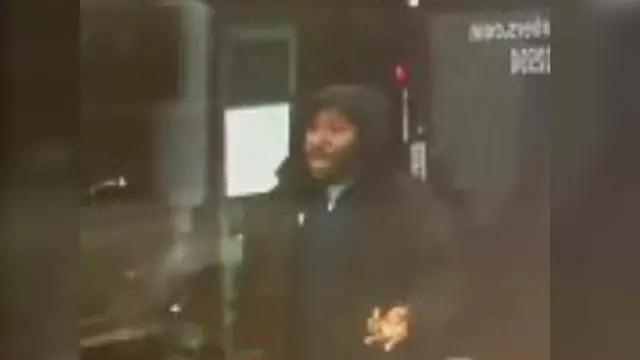 Anthony Williams, un hombre con barba, chaqueta negra visto en circuito cerrado de TV.