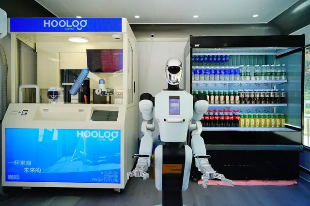 Un robot humanoide en una tienda en la que se venden refrescos