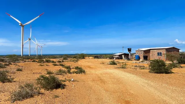 La casa de José Luis Iguarán a la derecha, y el parque eólico a la izquierda, muy cerca de su casa.