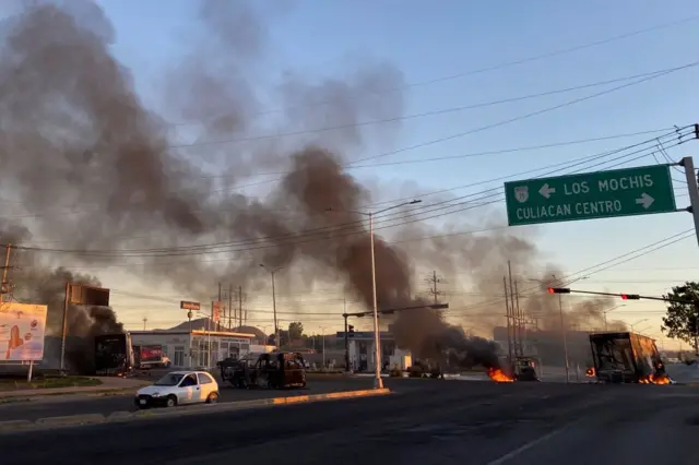 Vehículos quemados en las calles de Culiazán, México, durante un operativo para capturar a Ovidio Guzmán López en enero de 2023
