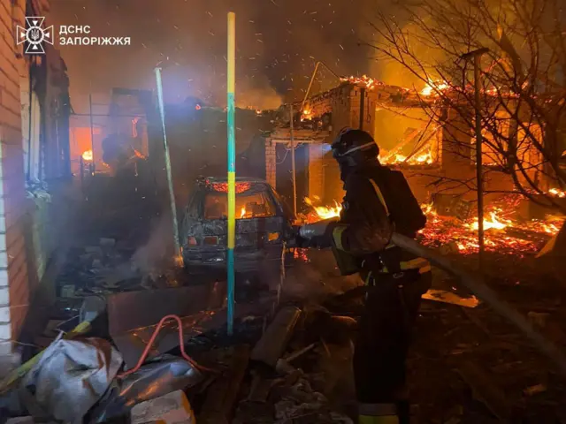 Bomberos apagando un incendio tras un ataque ruso a Zaporiyia.