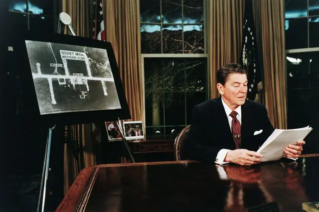 Ronald Reagan habla en el Despacho Oval de la Iniciativa de Defensa Estratégica