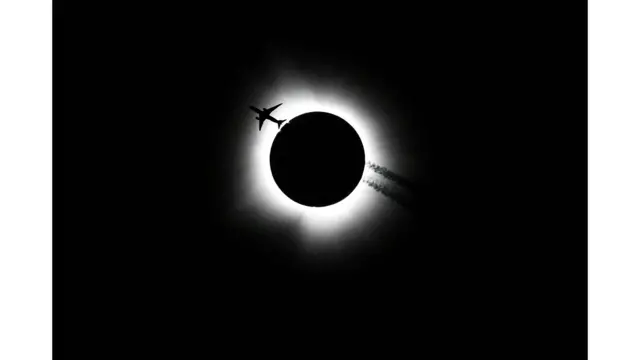 Un avión atraviesa la corona del eclipse solar de abril de 2024