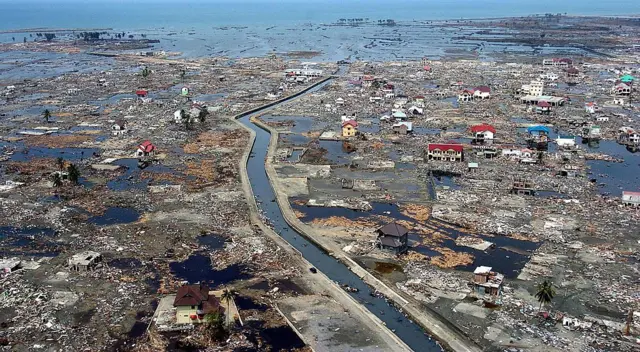 La costa devastada de Banda Aceh dos semanas después del tsunami de 2004.