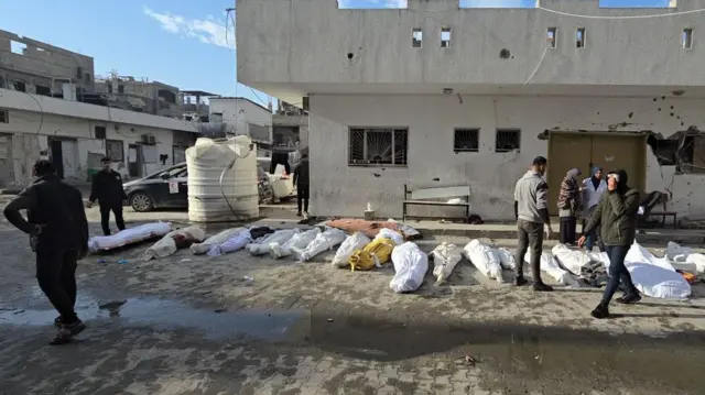 Los cuerpos de las víctimas yacen en el patio del hospital Kamal Adwan en Beit Lahia, en el norte de la Franja de Gaza, tras los ataques israelíes en los alrededores del complejo médico el 6 de diciembre de 2024.