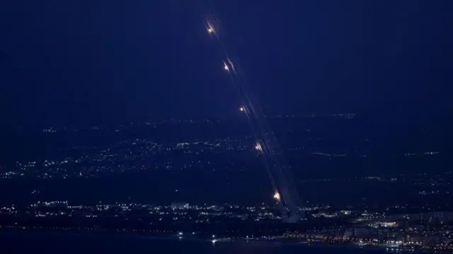 El lunes por la noche se lanzaron misiles interceptores Iron Dome desde Haifa, en el norte de Israel.