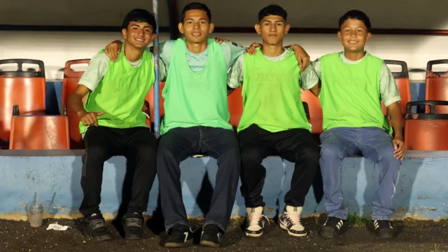 Cuatro boleros o recogepelotas posan para la foto, con dorsales verdes. En el centro, Gerson Portales y Óscar Menéndez. El sábado 11 de octubre de 2025 en el Estadio Óscar Alberto Quiteño, el Quiteño, donde los locales del FAS se enfrentaron a Municipal Limeño, en Santa Ana, El Salvador.