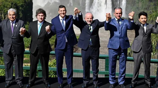 (De izq. a der.) El presidente de Panamá, José Raúl Mulino; el presidente de Argentina, Javier Milei; el presidente de Paraguay, Santiago Peña; el presidente de Brasil, Luiz Inácio Lula da Silva; el presidente de Uruguay, Yamandu Orsi; y el canciller de Bolivia, Fernando Aramayo, posan para una foto familiar durante la Cumbre de Jefes de Estado del Mercosur en las Cataratas del Iguazú, Foz de Iguazú, Paraná, Brasil,