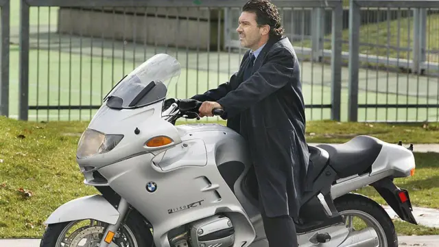 El actor Antonio Banderas conduce una motocicleta durante el rodaje de una escena de la película 