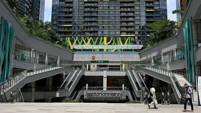 Gente caminando frente a la Plaza Prince International en Phnom Penh el 15 de octubre de 2025.