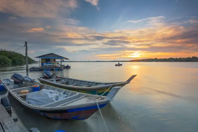 Embarcaciones en un río de Kuantan Singingi