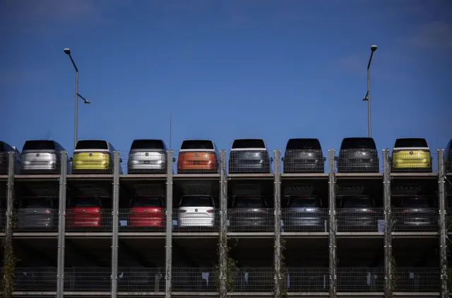 Autos almacenados en una planta de Alemania. 