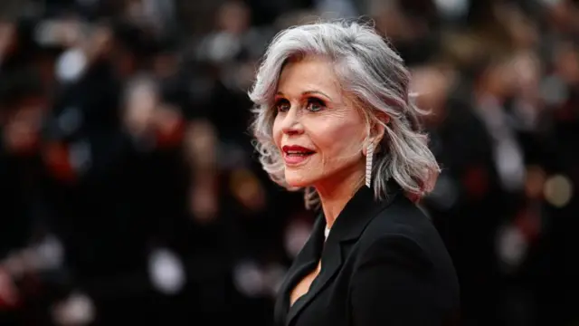 jane fonda en una alfombra roja 