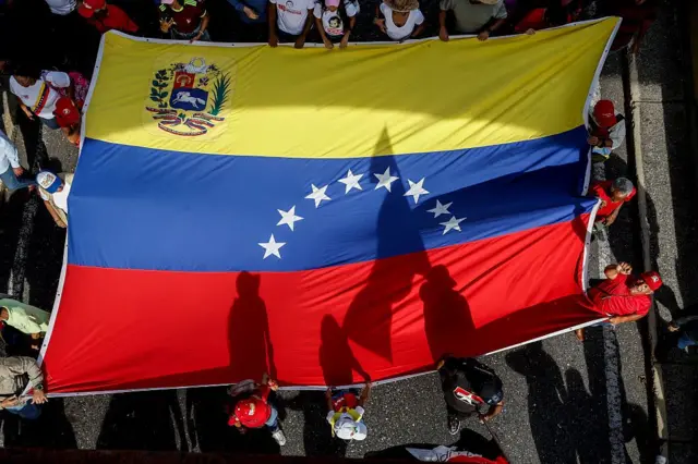 Una bandera venezolana gigante en una manifestación.