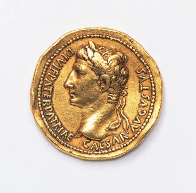 Una moneda con la cara del emperador Augusto