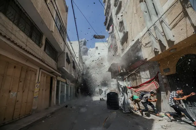 Una explosión en una calle de Gaza.