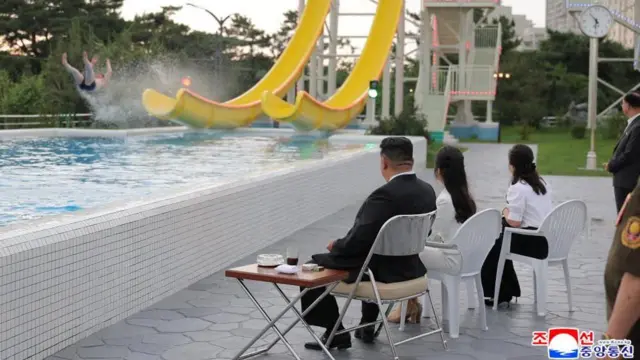Kim Jong Un, su hija Kim Ju Ae y su esposa Ri Sol Ju en un parque acuático en Wonsan Kalma