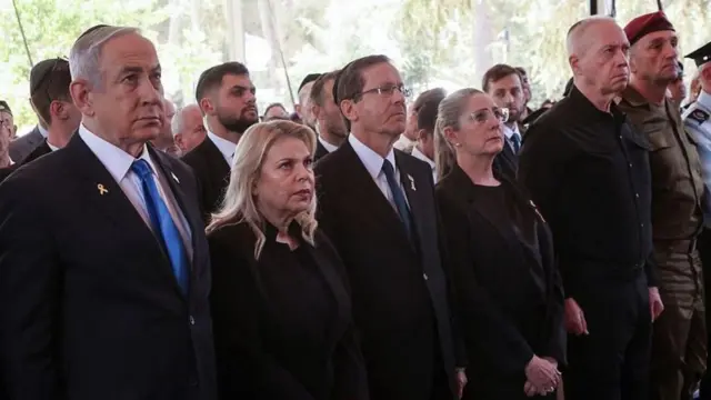 El primer ministro israelí Benjamin Netanyahu, el presidente Isaac Herzog y el exministro de Defensa Yoav Gallant en un acto oficial