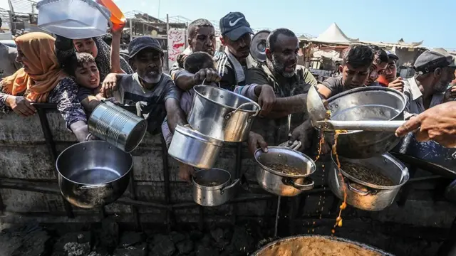 Personas pidiendo comida en Gaza