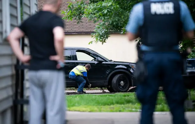 Un vehículo perteneciente a Vance Boelter es remolcado desde el callejón detrás de su casa el 14 de junio de 2025 en Minneapolis, Minnesota.