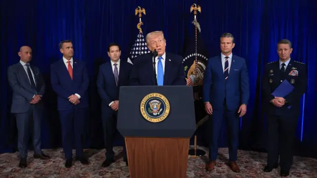 Trump y su cúpula, en la rueda de prensa en Mar-a-Lago