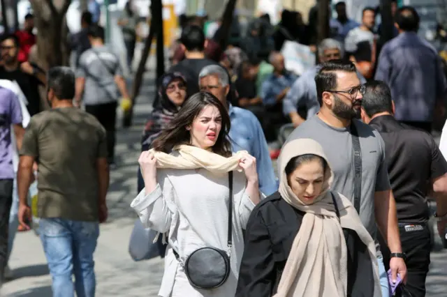 Una mujer sin velo en las calles de Teherán.