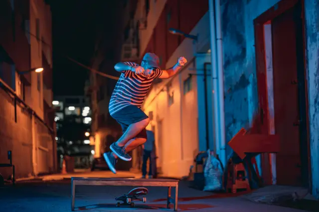 Un joven cayendo sobre una patineta