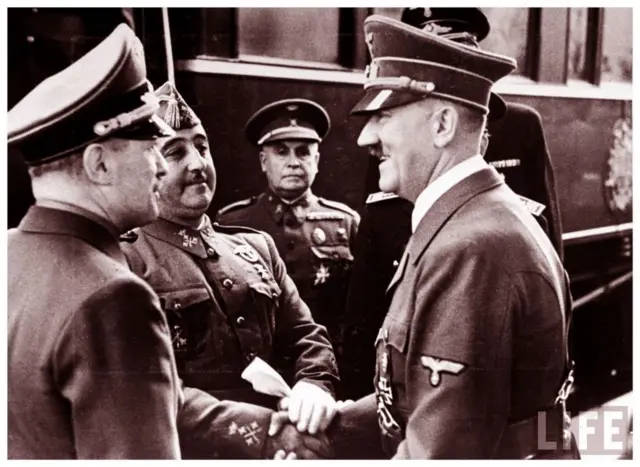 Franco (i) y Hitler se estrechan las manos sonrientes en el encuentro entre ambos en Hendaya, Francia, en 1942. 