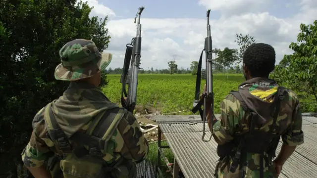 Paramilitares colombianos durante una operación de radicación de cultivos a comienzos de 2000. 