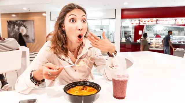 Mujer comiendo un plato picante